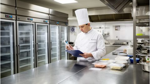Санитарные нарушения в ресторане: что чаще всего находят на кухне