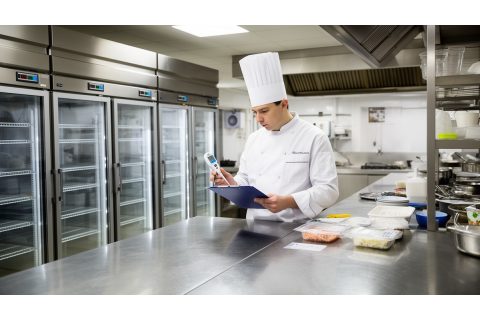 Санитарные нарушения в ресторане: что чаще всего находят на кухне