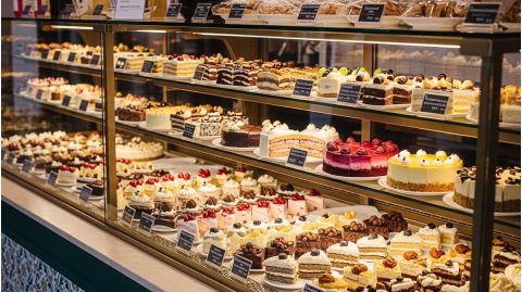 Виды тортов для кафе и кондитерской: как собрать ассортимент, который стабильно продаётся