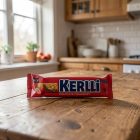 Батончик злаковый Содж Кёрли с клубникой в молочной шоколадной, 50г