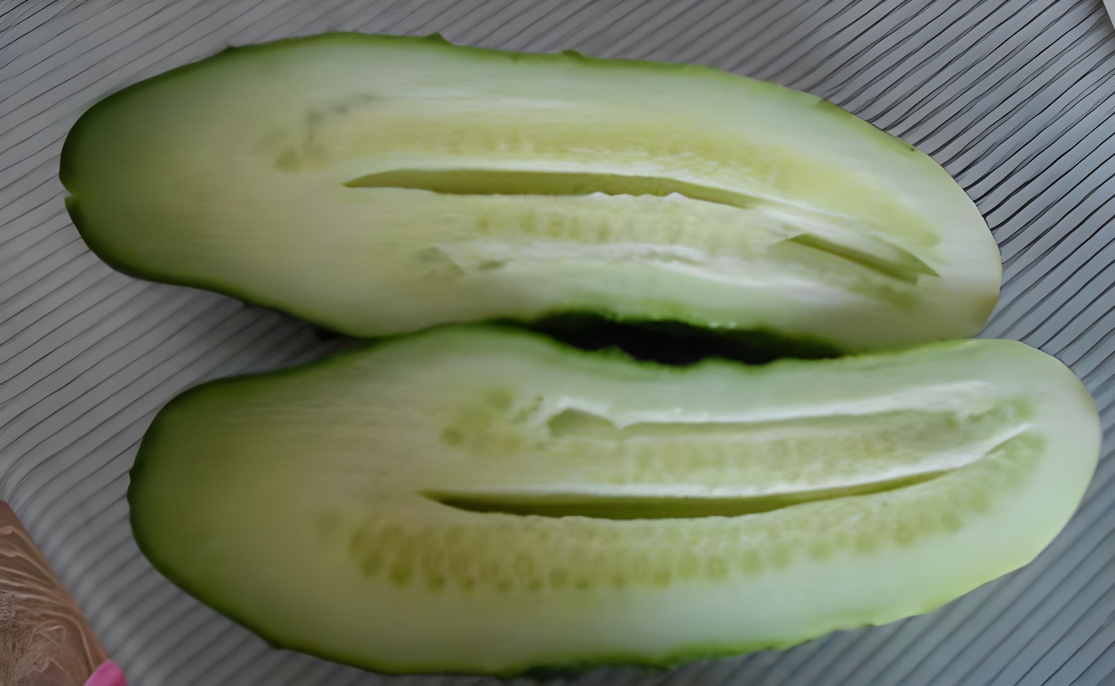 Огурец с внутренними пустотами на разрезе