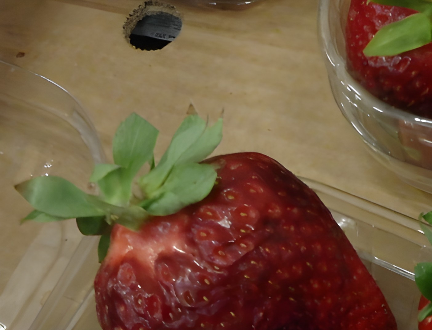 Клубника с очагом гнили